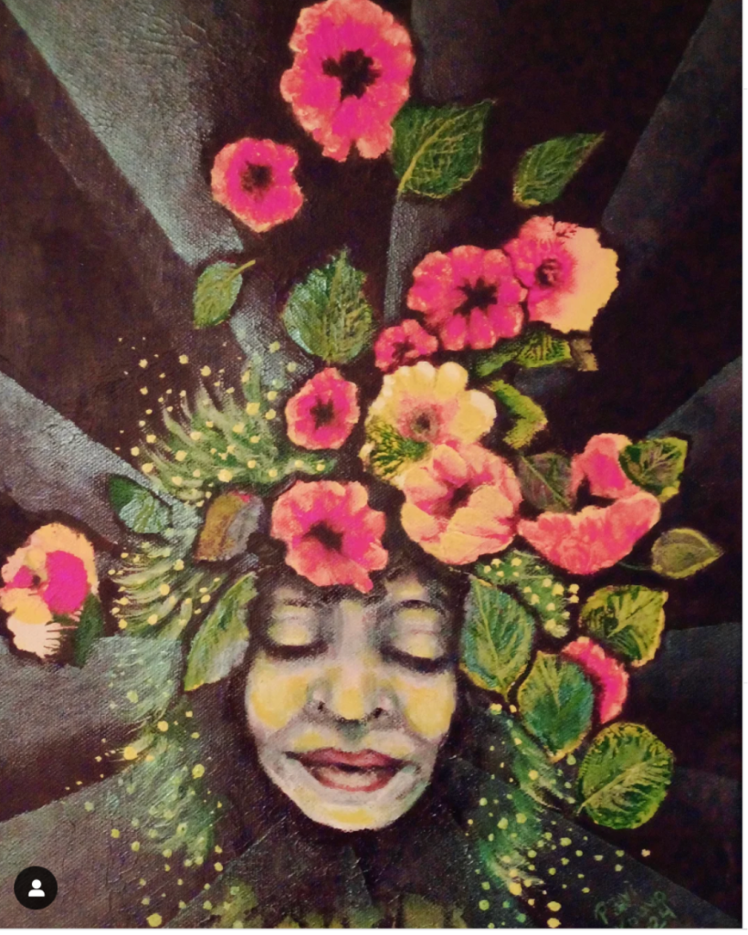 Naisen pää, jonka ympärillä on vaaleanpunaisia kukkia ja vihreitä lehtiä.