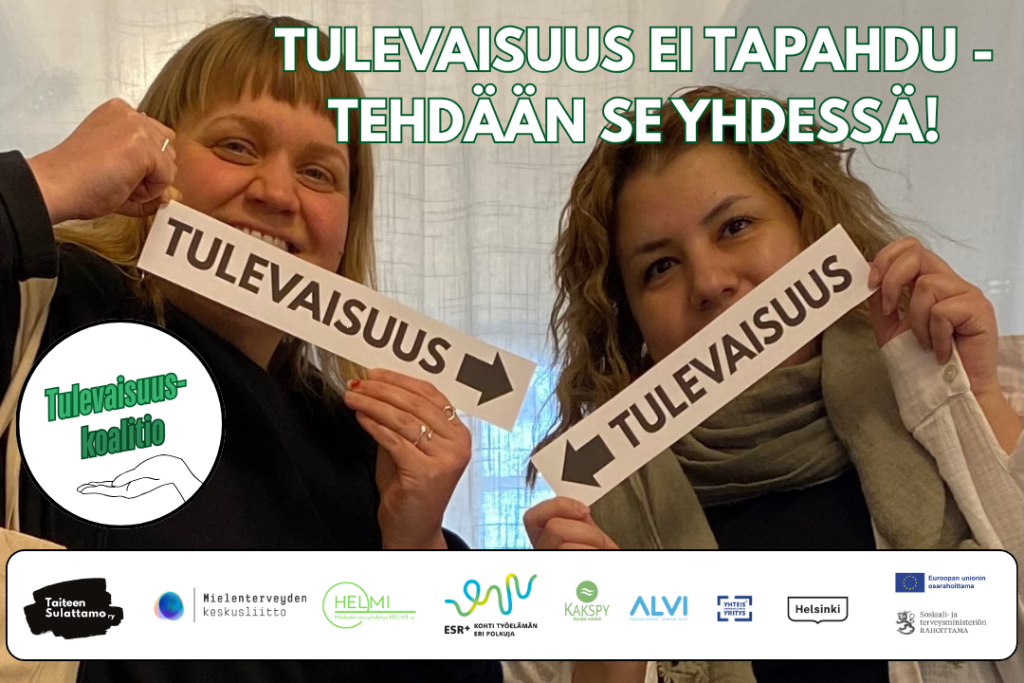 Kaksi naista seisoo vierekkäin ja hymyilee. Naisilla kädessään kyltit, joissa toisiinsa osoittavat nuolet ja teksti tulevaisuus.