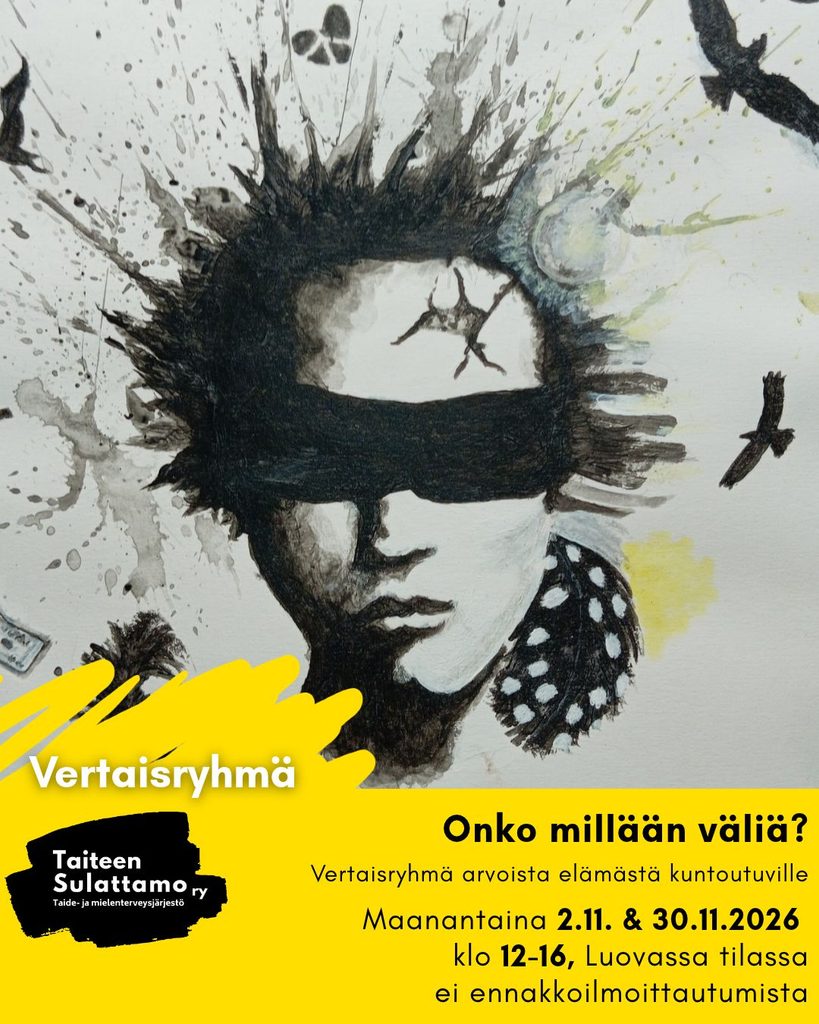 Tapahtumajuliste, jonka keskellä on ihmisen kasvot. Henkilön silmät ovat sidottu mustalla kankaalla ja hänen ympärillä lentää lintuja.
