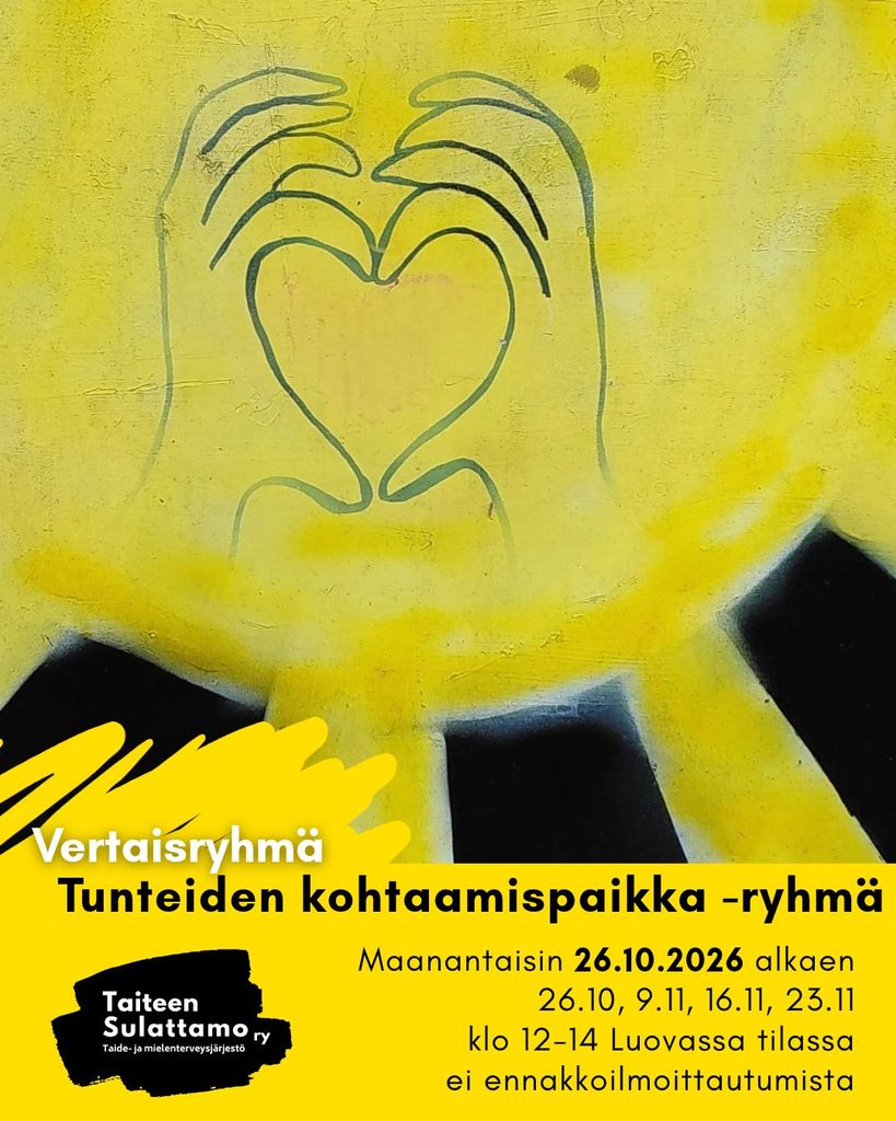 Tapahtumajuliste, jossa on maalattu aurinko mustalla pohjalla, jonka sisään on piirretty kädet sydämen muodossa.